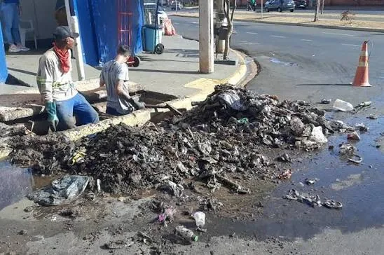 A cidade para quando a drenagem falha.