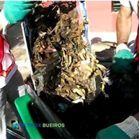 Resíduos sólidos diversos interceptados pelo filtro Filtrox Bueiros