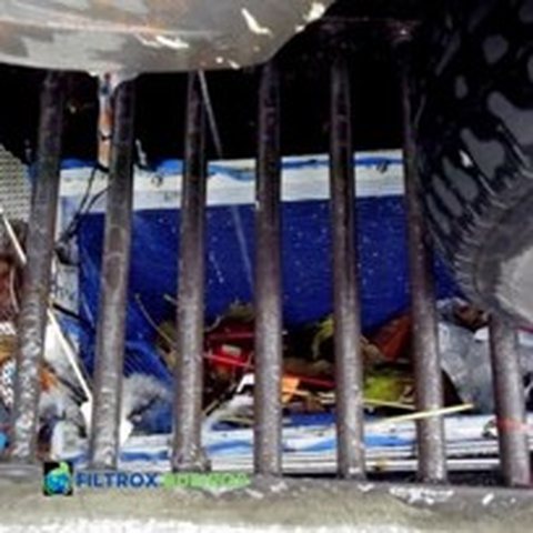 Inspeção de rotina de filtro instalado sob grelha em área verde