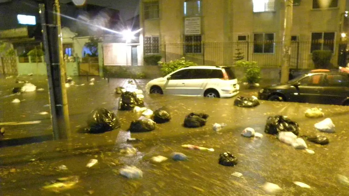 Consequências do lixo nos bueiros para a cidade e para os rios
